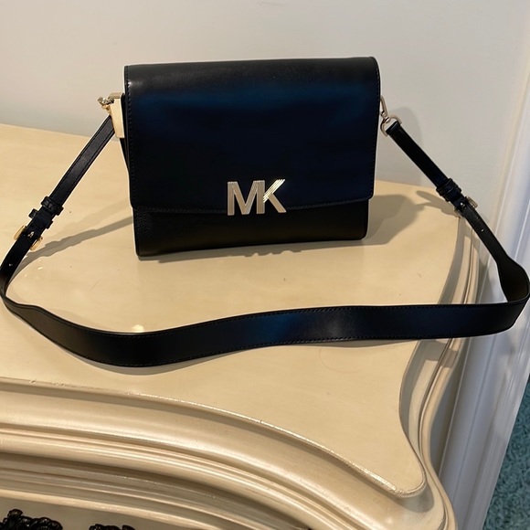 Micheal Kors cross body or over the shoulder purse - Picture 9 of 17